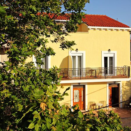 קאבטאט Bacan Serviced Apartments מראה חיצוני תמונה