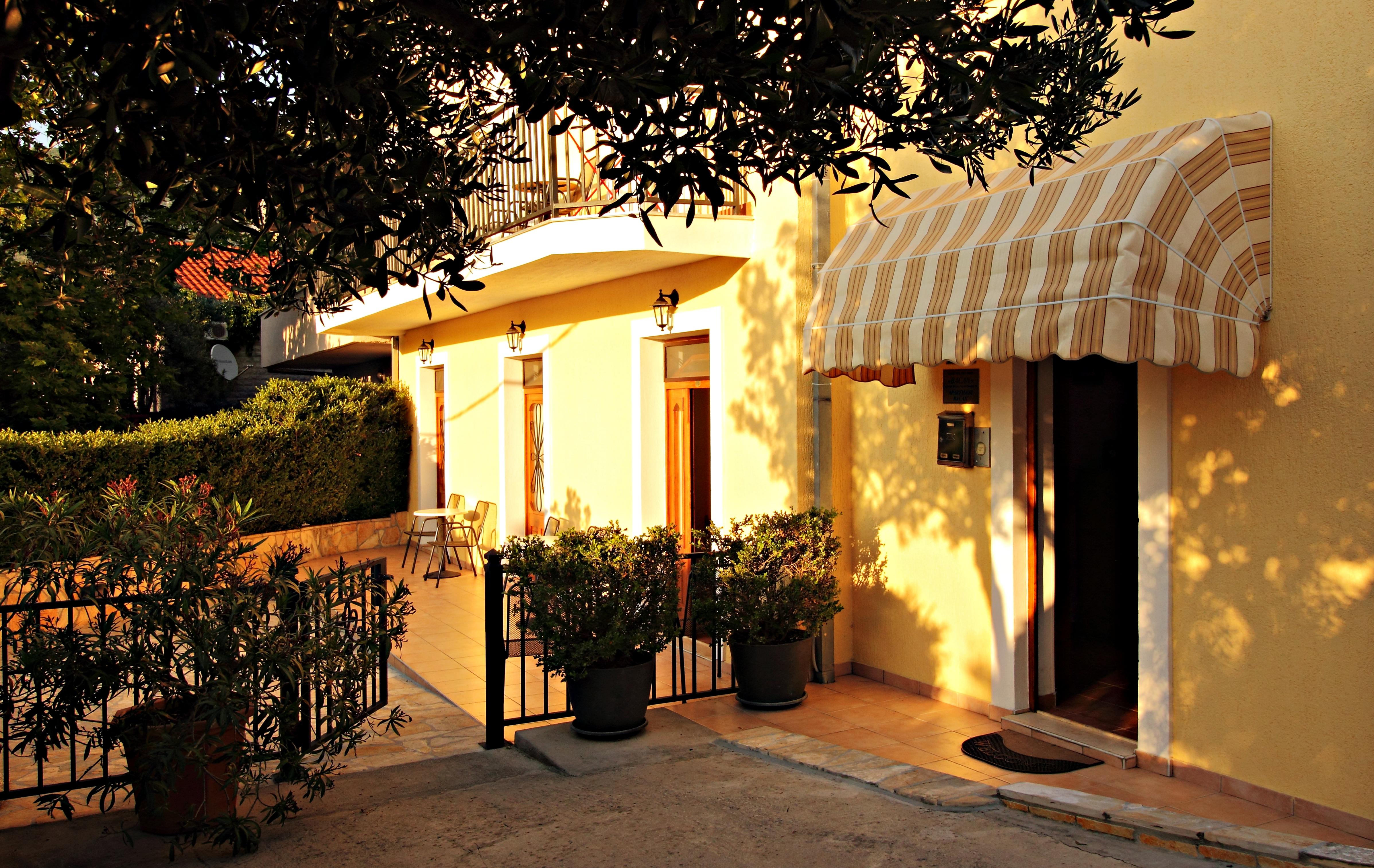 קאבטאט Bacan Serviced Apartments מראה חיצוני תמונה