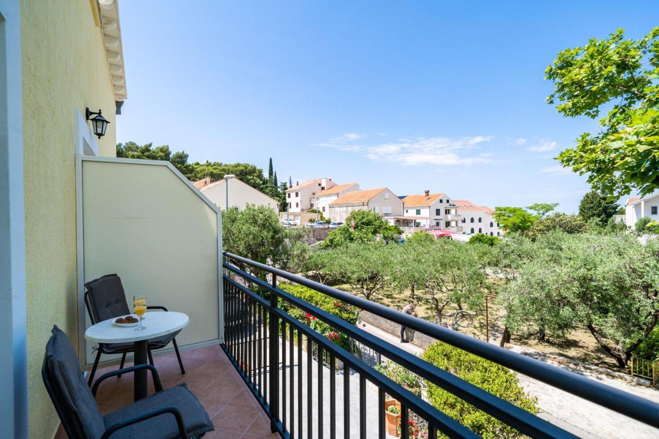קאבטאט Bacan Serviced Apartments מראה חיצוני תמונה